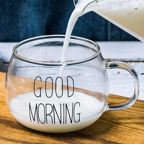 لیوان گود مورنینگ good morning قهوه از پیرکس ساخته شده است، به راحتی قابل شستشو با دست است و تمیز نگه داشته می شود. فکر کنم خوشت بیاد. یک لیوان شیشه ای شفاف به سبک طراحی ساده با لوگوی صبح بخیر. بسیار سبک، نازک و بادوام است. ما آن را به طور ویژه طراحی کردیم که سبک وزن باشد. بنابراین هنگام استفاده طولانی مدت از دست خود احساس خستگی نخواهید کرد، که برای کسانی که دست های آرتروز دارند لیوان گودمورنینگ یک نعمت است.