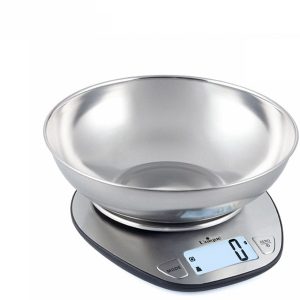 ترازو آشپزخانه یونیک مدل6520  قابلیت اندازه گیری تا 5 کیلو،دارای صفحه دیجیتالی میباشد. ترازوی آشپزخانه یونیک یک الزام مطلق برای هر آشپزخانه است،ترازو فقط برای همه جادوگران شیرینی پزی نیست. آن ابزار لازم برای هر آشپزی جدی هست، به ویژه برای تعیین نسبت یا وعده های غذایی. اگر دوست دارید  یک رژیم اصولی را دنبال کنید حتما به این ترازو دقیق  یونیک نیاز پیدا میکنید. حتی در زندگی روزمره، دم کردن قهوه با یک ترازو بسیار آسان‌تر می‌شود و به شما این امکان را می‌دهد که پیمانه‌های دانه‌ها و فنجان‌های آب را فراموش کنید و فقط آن را بر حسب گرم اندازه بگیرید. یک ترازو عالی باید قبل از هر چیز دقیق باشد، اما همچنین تمیز کردن آن آسان باشد، به طور مستقیم طراحی شده باشد، خواندن آن ساده باشد و ذخیره آن راحت باشد. اینها ویژگی های ترازو آشپزخانه یونیک هستند که باعث می شوند هر بار که گوشت را برای همبرگر تقسیم می کنید یا یک دسته از ماکارونی تازه می پزید، به یک مقیاس دست پیدا کنید. تمیز کردن آسان ترازو شپزخانه یونیک، جایی که فرصت های زیادی برای آشفتگی وجود دارد، کلید اصلی است. بسیاری از ترازوهای آشپزخانه دارای دکمه‌ها یا نمایشگرهایی هستند که لبه‌های آن مهر و موم نشده است، و این امکان را افزایش می‌دهد که به سرعت آن‌ها را با آرد و روغن پاک‌سازی کنند، بنابراین تمیز کردن آن‌ها غیرممکن می‌شود. ما به مدل هایی با دکمه های مهر و موم شده و شکاف های کمتری برای گیر افتادن غذا در داخل ترجیح دادیم. امکانات ترازو یونیک مدل6520: 1-اندازه گیری وزن و حجم اب و شیر 2-دارای دو واحد اندازه گیری وزن:گرم و پوند،اونس>قابل تبدیل 3-دارای دو واحد اندازه گیری حجم: میلی لیتر و فلوز>قابل تبدیل 4-نمایش افت توان باتری و نمایش اضافه بار روی ترازو 5-دارای سنسور فشار سنج با دقت بالا 6-قابلیت صفر کردن ترازو جهت وزن کشی جدیدZero__Tare 7-خاموش شدن خودکار