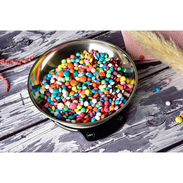 ترازو آشپزخانه یونیک مدل6533 قابلیت اندازه گیری تا 5 کیلو،دارای صفحه دیجیتالی میباشد. ترازوی آشپزخانه یونیک یک الزام مطلق برای هر آشپزخانه است،ترازو فقط برای همه جادوگران شیرینی پزی نیست. آن ابزار لازم برای هر آشپزی جدی هست، به ویژه برای تعیین نسبت یا وعده های غذایی. اگر دوست دارید یک رژیم اصولی را دنبال کنید حتما به این ترازو دقیق یونیک نیاز پیدا میکنید. حتی در زندگی روزمره، دم کردن قهوه با یک ترازو بسیار آسانتر میشود و به شما این امکان را میدهد که پیمانههای دانهها و فنجانهای آب را فراموش کنید و فقط آن را بر حسب گرم اندازه بگیرید. یک ترازو عالی باید قبل از هر چیز دقیق باشد، اما همچنین تمیز کردن آن آسان باشد، به طور مستقیم طراحی شده باشد، خواندن آن ساده باشد و ذخیره آن راحت باشد. اینها ویژگی های ترازو آشپزخانه یونیک هستند که باعث می شوند هر بار که گوشت را برای همبرگر تقسیم می کنید یا یک دسته از ماکارونی تازه می پزید، به یک مقیاس دست پیدا کنید. تمیز کردن آسان ترازو شپزخانه یونیک، جایی که فرصت های زیادی برای آشفتگی وجود دارد، کلید اصلی است. بسیاری از ترازوهای آشپزخانه دارای دکمهها یا نمایشگرهایی هستند که لبههای آن مهر و موم نشده است، و این امکان را افزایش میدهد که به سرعت آنها را با آرد و روغن پاکسازی کنند، بنابراین تمیز کردن آنها غیرممکن میشود. ما به مدل هایی با دکمه های مهر و موم شده و شکاف های کمتری برای گیر افتادن غذا در داخل ترجیح دادیم. امکانات ترازو یونیک مدل6533: 1-اندازه گیری وزن و حجم اب و شیر 2-دارای دو واحد اندازه گیری وزن:گرم و پوند،اونس>قابل تبدیل 3-دارای دو واحد اندازه گیری حجم: میلی لیتر و فلوز>قابل تبدیل 4-نمایش افت توان باتری و نمایش اضافه بار روی ترازو 5-دارای سنسور فشار سنج با دقت بالا 6-قابلیت صفر کردن ترازو جهت وزن کشی جدیدZero__Tare 7-خاموش شدن خودکار