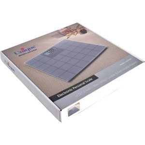 ترازو وزن کشی شیشه ای یونیک مدل 6529 در گذشته در طراحی ترازوها فقط کاربرد و دقت آن‌ها در نظر گرفته می شد اما امروزه با تبدیل شدن ترازوهای دیجیتال به یکی از وسایل خانه به طراحی ظاهری آنها توجه بیشتری می شود. ترازوی دیجیتال شیشه ای یونیک دارای صفحه شیشه ای با طراحی بسیار زیبا میباشد. این ترازو با ابعاد 30 در 30سانتیمتر مخصوص کاربری خانگی طراحی شده است افرادی که قصد دارند وزن خود را ثابت نگه دارند یا آن را کاهش دهند حتماً به یکی از ترازوهای خانگی نیاز پیدا می‌کنند. ترازوی دیجیتالی یونیک می‌تواند نیازهای اولیه این افراد یعنی نیاز به اندازه گیری و دنبال کردن وزن را برطرف کند. حداکثر وزن قابل تحمل این دستگاه 180 کیلوگرم است. منبع تغذیه با این ترازو 2 عدد باطری نیم قلم می باشد. برای استفاده دقیق بهتر است روی سطوح صاف مثل سرامیک قرار بگیرد.