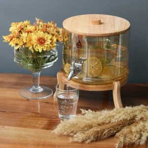 کلمن پذیرایی شیشه ای یک طبقه درب و پایه چوبی شامپاینی آرکو برای نوشیدنی با ظرفیت بالا – ظرف شیشه ای شانپاینی رنگ سرو نوشیدنی های سرد را برای موارد مختلف می دهد. مشخصات: 1-ظرفیت 4 لیتری برای دسته های بزرگ لیموناد، چای سرد، پانچ، نوشیدنی های مخلوط و …. کافی است یک لیوان را زیر لوله اکریلیک ضد نشتی کلمن شیشه ای یک طبقه قرار دهید، آن را با نوشیدنی مورد علاقه خود پر کنید و به سبک زیبای کانتری دستگاه پخش کننده نگاه کنید. 2-شامل شیر کرومی و بدنه شیشه ای کریستالی ضخیم است که زیر نور خورشید می درخشد. درب محفظه هوا را بردارید، به راحتی مواد خود را داخل آن بریزید و در عرض چند ثانیه یک مرکز عملی (و زیبا!) ایجاد کنید. 3-ساخت و ساز بادوام و طولانی مدت کلمن  شیشه ای شیشه ضخیم و بادوام. درب شیشه ای و لوله بدون چکه در موقعیت بهینه برای ریختن روی میز یا پیشخوان. قبل از استفاده، شیر کلمن را با هر دو واشر جانبی سفت کنید. 4-سهولت تمیز کردن سریع و آسان کلمن  شیشه ای آرکو درب بالا به راحتی برای پر کردن و پر کردن مجد  با یخ، مایعات، لیمو خرد شده، نعناع و سایر مواد در طول مهمانی برداشته می شود. وقتی برای تمیز کردن آماده هستید، به سادگی با دست بشویید، بگذارید خشک شود و برای دفعه بعد ذخیره کنید. طراحی: کلمن پذیرایی شیشه ای  درب و پایه چوبی آرکو جذاب دکور مرکزی یا بوفه عالی را برای تولدها، مهمانی های شام، تعطیلات، عروسی و رویدادهای فضای باز، مهمانی های استخر، پیک نیک و موارد دیگر می سازد. نوشیدنی‌ها و یخ‌ها را سرد نگه می‌دارد – هرگز اجازه ندهید مهمانان شما تشنه بمانند! مهر و موم هوا و عایق شیشه ضخیم تضمین می کند که نوشیدنی های یخی در طول مدت مهمانی شما تازه بمانند. فقط شستشو با دست؛ در ماشین ظرفشویی قرار ندهید. [سرویس 24 ساعته] کلمن پذیرایی شیشه ای دو طبقه درب و پایه چوبی آرکو توسط آرچه کالا ارسال می شود، و خدمات توسط آرچه کالا تدارکات، هنگامی که با مشکلی مواجه شدید، لطفا با ما تماس بگیرید،ما ظرف 24 ساعت به شما کمک خواهیم کرد. در عین حال، ما نیز پیشنهادات شما را می پذیریم، شما در بیان تجربه واقعی خود آزاد هستید، ما برای بهبود محصولات خود به شما تکیه خواهیم کرد.