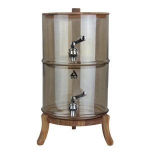 کلمن پذیرایی شیشه ای دو طبقه درب و پایه چوبی شامپاینی آرکو برای نوشیدنی با ظرفیت بالا – ظرف شیشه ای کریستالی زیبا به شما امکان نمایش و سرو نوشیدنی های سرد را برای موارد مختلف می دهد. ظرفیت 4+4 لیتری برای دسته های بزرگ لیموناد، چای سرد، پانچ، نوشیدنی های مخلوط و …. کافی است یک لیوان را زیر لوله اکریلیک ضد نشتی کلمن شیشه ای دو طبقه شامپاینی قرار دهید، آن را با نوشیدنی مورد علاقه خود پر کنید و به سبک زیبای کانتری دستگاه پخش کننده نگاه کنید. شامل شیر کرومی و بدنه شیشه ای کریستالی ضخیم است که زیر نور خورشید می درخشد. درب محفظه هوا را بردارید، به راحتی مواد خود را داخل آن بریزید و در عرض چند ثانیه یک مرکز عملی (و زیبا!) ایجاد کنید. ساخت و ساز بادوام و طولانی مدت کلمن پذیرایی شیشه ای دو طبقه آرکو شیشه ضخیم و بادوام. درب شیشه ای و لوله بدون چکه در موقعیت بهینه برای ریختن روی میز یا پیشخوان. قبل از استفاده، شیر کلمن را با هر دو واشر جانبی سفت کنید. سهولت تمیز کردن سریع و آسان کلمن پذیرایی شیشه ای دو طبقه درب بالا به راحتی برای پر کردن و پر کردن مجدد با یخ، مایعات، لیمو خرد شده، نعناع و سایر مواد در طول مهمانی برداشته می شود. وقتی برای تمیز کردن آماده هستید، به سادگی با دست بشویید، بگذارید خشک شود و برای دفعه بعد ذخیره کنید. کلمن پذیرایی شیشه ای دو طبقه  درب و پایه چوبی شامپاینی آرکو جذاب دکور مرکزی یا بوفه عالی را برای تولدها، مهمانی های شام، تعطیلات، عروسی و رویدادهای فضای باز، مهمانی های استخر، پیک نیک و موارد دیگر می سازد. نوشیدنی‌ها و یخ‌ها را سرد نگه می‌دارد – هرگز اجازه ندهید مهمانان شما تشنه بمانند! مهر و موم هوا و عایق شیشه ضخیم تضمین می کند که نوشیدنی های یخی در طول مدت مهمانی شما تازه بمانند. فقط شستشو با دست؛ در ماشین ظرفشویی قرار ندهید. [سرویس 24 ساعته] کلمن پذیرایی شیشه ای دو طبقه درب و پایه چوبی آرکو توسط آرچه کالا ارسال می شود، و خدمات توسط آرچه کالا تدارکات، هنگامی که با مشکلی مواجه شدید، لطفا با ما تماس بگیرید،ما ظرف 24 ساعت به شما کمک خواهیم کرد. در عین حال، ما نیز پیشنهادات شما را می پذیریم، شما در بیان تجربه واقعی خود آزاد هستید، ما برای بهبود محصولات خود به شما تکیه خواهیم کرد. کلمن پذیرایی رین هم مشاهده کنید
