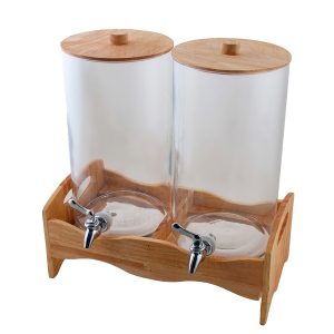 **کلمن شیشه‌ای آرکو مدل دوقلو  موناکو با درب و پایه چوبی –6+6 لیتر طراوت و زیبایی پایدار** آیا به دنبال کلمنی هستید که هم زیبایی بصری داشته باشد و هم عملکردی بی‌نظیر برای میزبانی‌های شما یا استفاده روزمره در منزل؟ کلمن شیشه‌ای موناکو برند آرکو با ظرفیت سخاوتمندانه 6+6 لیتری، ترکیبی هنرمندانه از شیشه باکیفیت، چوب طبیعی و طراحی کاربردی است که جلوه‌ای خاص به آشپزخانه یا میز پذیرایی شما می‌بخشد. چرا کلمن پذیرایی شیشه ای دوقلو موناکو آرکو بهترین انتخاب برای شماست؟ 1-شیشه شفاف و مقاوم: بدنه این کلمن از شیشه‌ درجه یک و شفاف ساخته شده که نه تنها محتویات داخل آن (از شربت‌های رنگارنگ تابستانی گرفته تا آب خنک با تکه‌های میوه) را به زیبایی نمایش می‌دهد، بلکه در برابر خط و خش و کدر شدن نیز مقاوم است. درخشش شیشه، هر نوشیدنی را دلپذیرتر جلوه میدهد. 2-درب و پایه چوبی طبیعی:آنچه کلمن موناکو را از سایرین متمایز می‌کند، درب و پایه چوبی باکیفیت و ارگونومیک آن است. چوب طبیعی، حس گرما و اصالت را به محصول می‌بخشد و کنتراست زیبایی با شیشه شفاف ایجاد می‌کند. پایه چوبی محکم، ثبات کلمن را تضمین کرده و جلوه‌ای روستیک-مدرن به آن می‌دهد. 3-ظرفیت 6+6 لیتری – ایده‌آل برای هر مناسبت:    با ظرفیت6+6  لیتر، این کلمن گزینه‌ای عالی برای پذیرایی از مهمانان در دورهمی‌ها، جشن‌ها و حتی استفاده طولانی‌مدت در طول روز برای خانواده‌های پرجمعیت است. دیگر نیازی به پر کردن مداوم پارچ‌ها نیست! می‌توانید انواع نوشیدنی‌ها از جمله آبمیوه، شربت، لیموناد، چای سرد یا حتی آب خنک را در آن سرو کنید. برند معتبر آرکو     آرکو، نامی آشنا و معتبر در صنعت ظروف شیشه‌ای درایران  است. با انتخاب محصولات آرکو، شما کیفیت، دوام و ایمنی را تضمین می‌کنید. این کلمن نیز از استانداردهای بالای ساخت و متریال درجه یک برخورداراست. شیر آب با کیفیت و بدون چکه:   کلمن موناکو مجهز به یک شیر آب روان و باکیفیت است که استفاده از آن را برای همه، حتی کودکان، آسان می‌کند. طراحی دقیق شیر، از هرگونه چکه کردن و هدر رفتن نوشیدنی جلوگیری می‌کند. سهولت در نگهداری و شستشو:  جداسازی قطعات برای شستشو بسیار آسان است. شیشه کلمن به راحتی تمیز می‌شود و برای حفظ زیبایی چوب، توصیه می‌شود درب و پایه را با دست و با یک دستمال مرطوب تمیز کنید. **کاربردهای بی‌شمار کلمن موناکو:** *   **پذیرایی در منزل:** نقطه کانونی میز پذیرایی شما در مهمانی‌ها. *   **میز صبحانه/عصرانه:** نوشیدنی‌های تازه و خنک همیشه در دسترس. *   **باغ و تراس:** طراوت بخش روزهای گرم تابستانی در فضای باز. *   **کافه و رستوران:** برای سرو انواع نوشیدنی‌های طبیعی و دست‌ساز.